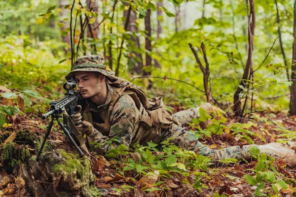 在茂密而危险的森林地区当兵的现代战争战士 危险的军事救援行动 — 图库照片