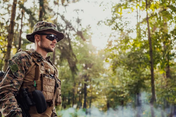 Retrato Soldado Con Equipo Táctico Del Ejército Protección Arma Que —  Fotos de Stock