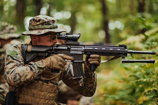 Modern Warfare Soldier War Duty Dense Dangerous Forest Areas Dangerous — Stock Photo, Image