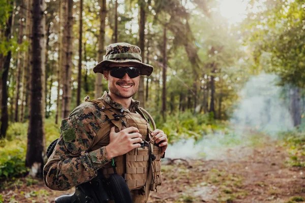 Soldatenporträt Mit Taktischer Schutzausrüstung Und Waffe Für Eine Pause Und — Stockfoto