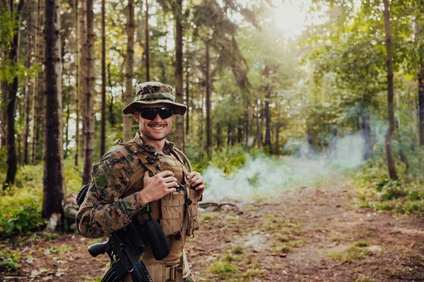 Militair Portret Met Beschermende Leger Tactische Uitrusting Wapen Met Een — Stockfoto