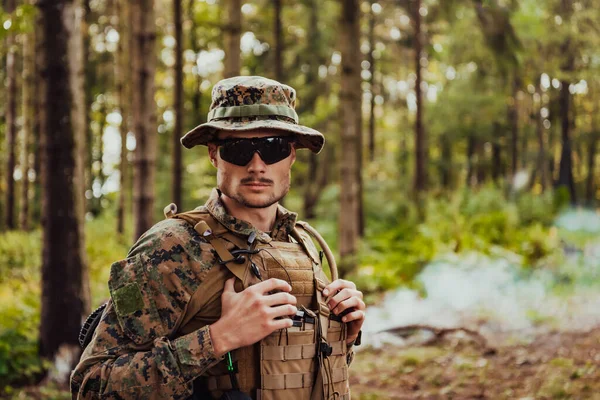 Πορτρέτο Στρατιώτη Προστατευτικό Στρατιωτικό Εξοπλισμό Και Όπλο Έχουν Ένα Διάλειμμα — Φωτογραφία Αρχείου