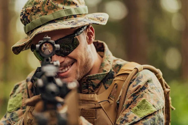 Een Moderne Oorlogssoldaat Oorlogsplicht Dichte Gevaarlijke Bosgebieden Gevaarlijke Militaire Reddingsoperaties — Stockfoto