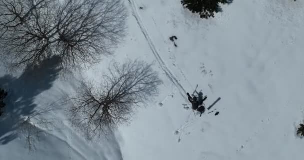 Aerial Ski Túraember Átkelés Kamera Kilátás Hegyekre Téli Szezonban Friss — Stock videók