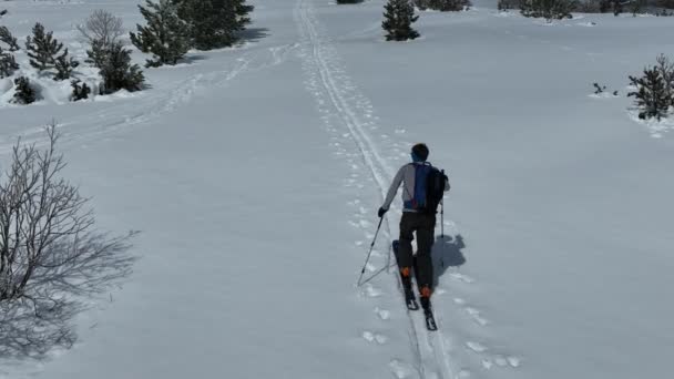 Aerial Ski Turysta Przechodzący Przez Widok Kamery Górach Sezonie Zimowym — Wideo stockowe