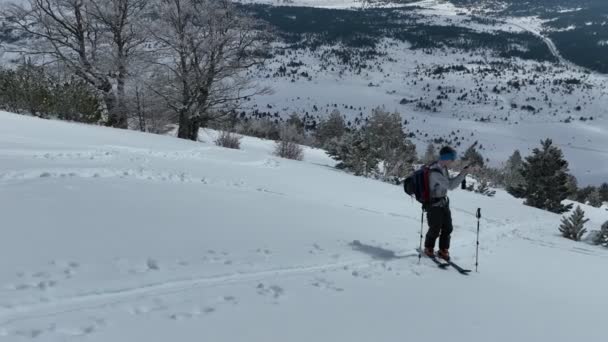冬の季節には山の中でカメラビューを横断する空中スキーツアーの男新鮮な雪 ラインで皮膚の上にスキーツアー上り坂 粉の日 スキー休暇旅行のコンセプト 高品質4K — ストック動画