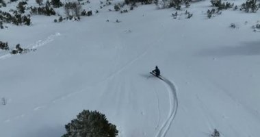 Sinema, tepeden aşağı serbest kayak. İnanılmaz bir dağ manzarası olan taze, derin karda kayak. Freeride atletleri muhteşem bir manzara ile piste kayak dönüşlerini gösteriyorlar. Yüksek kalite 4k görüntü