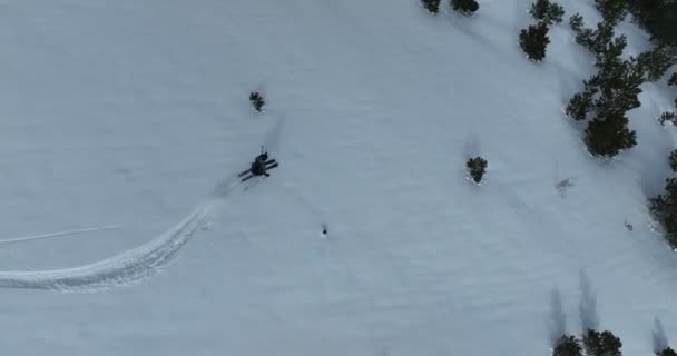 素晴らしい山の風景と新鮮な深い雪の中でシネマティック空中滑降フリーライドスキー 素晴らしいパノラマビューでスキー場のターンを披露するフリーライドアスリート 高品質4K映像 — ストック動画