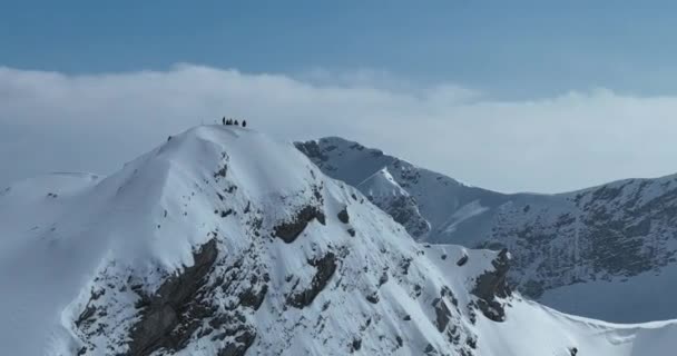 Kinematografická Letecká Scéna Skupiny Lyžařů Snowboardistů Vrcholu Hory Zima Vrcholu — Stock video
