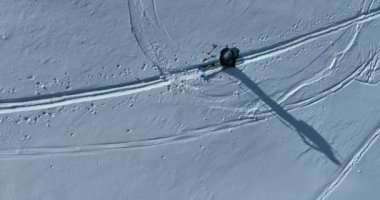 Kışın taze kar mevsiminde dağlarda kameranın önünden geçen hava kayaklı adam. Deri yokuşunda bir sıra halinde kayak turu. Toz günü. kayak tatili konsepti. Yüksek kalite 4k