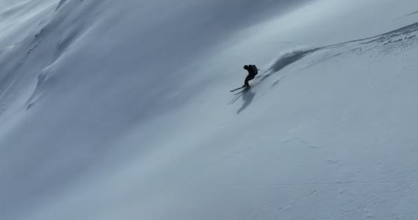 Cinematic Aerial Downhill Freeride Síelés Friss Mély Csodálatos Hegyi Táj — Stock videók