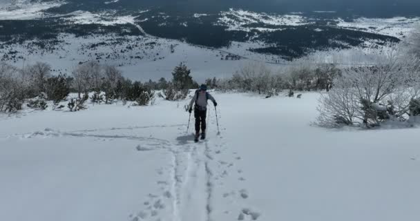 Aerial Ski Túraember Átkelés Kamera Kilátás Hegyekre Téli Szezonban Friss — Stock videók