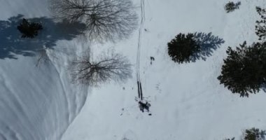 Kışın taze kar mevsiminde dağlarda kameranın önünden geçen hava kayaklı adam. Deri yokuşunda bir sıra halinde kayak turu. Toz günü. kayak tatili konsepti. Yüksek kalite 4k