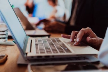 Bir kadın elinin bir seminerde dizüstü bilgisayarda kullandığı fotoğrafı kapat.. 