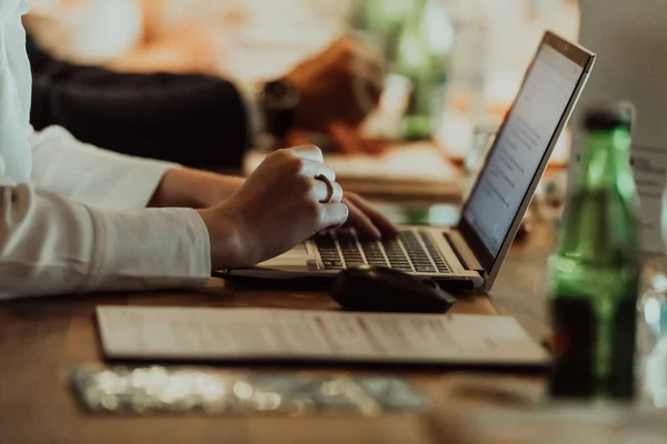 Nahaufnahme Einer Frauenhand Beim Tippen Auf Einem Laptop Bei Einem — Stockfoto