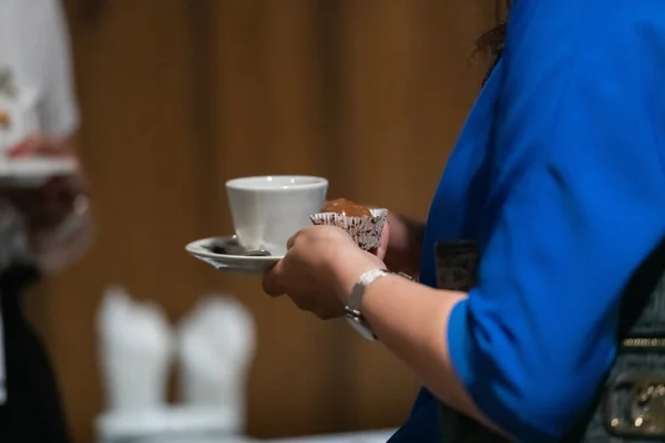 Nahaufnahme Einer Geschäftsfrau Die Eine Tasse Frischen Kaffee Der Hand — Stockfoto