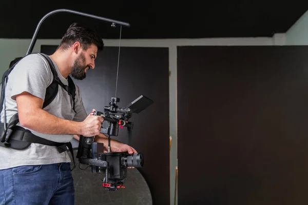 스튜디오에 카메라맨은 카메라를 사용하여 장치를 — 스톡 사진
