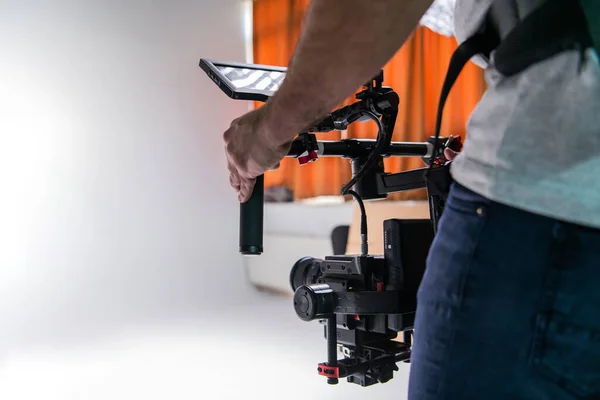 스튜디오에 카메라맨은 카메라를 사용하여 장치를 — 스톡 사진