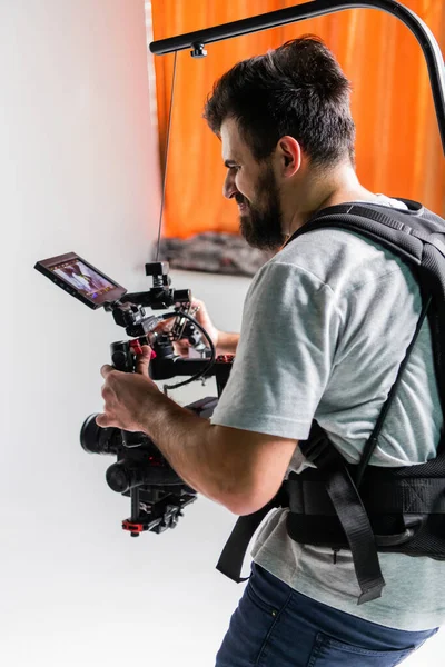 Stüdyodaki Kameraman Dengeleyicisi Olan Profesyonel Bir Kamera Kullanıyor — Stok fotoğraf