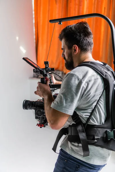 Kameramen Studio Menggunakan Kamera Profesional Dengan Stabilizer — Stok Foto