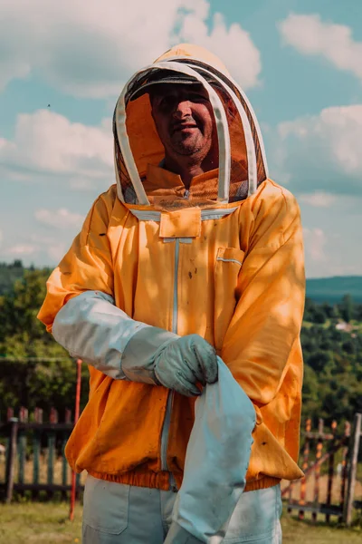 Pszczelarz Zakłada Kombinezon Ochronny Przygotowuje Się Wejścia Pasieki — Zdjęcie stockowe