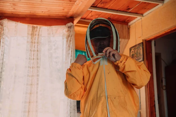 Méhész Védőruhát Vett Fel Készülődött Méhészetbe Való Belépésre — Stock Fotó