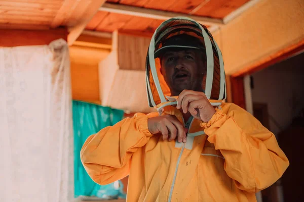 Μελισσοκόμος Φοράει Προστατευτική Στολή Μελισσοκομίας Και Ετοιμάζεται Εισέλθει Στο Μελισσοκομείο — Φωτογραφία Αρχείου