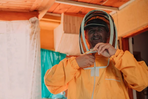 養蜂家は 保護養蜂のスーツを着て 乳幼児を入力する準備をします — ストック写真