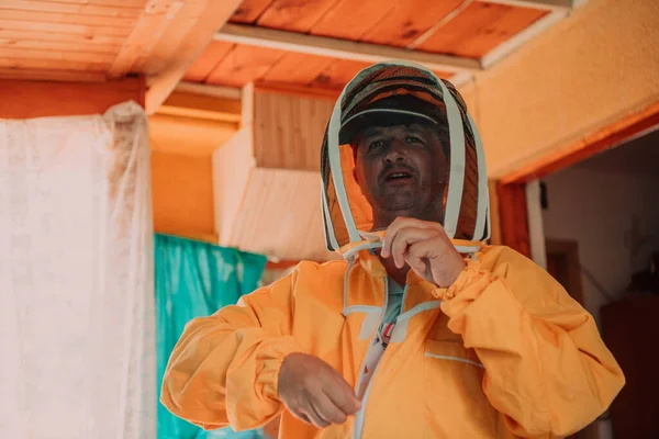 Μελισσοκόμος Φοράει Προστατευτική Στολή Μελισσοκομίας Και Ετοιμάζεται Εισέλθει Στο Μελισσοκομείο — Φωτογραφία Αρχείου