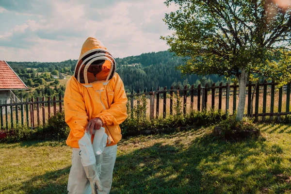 Пчеловод Надел Защитный Пчеловодческий Костюм Готовится Войти Пасеку — стоковое фото