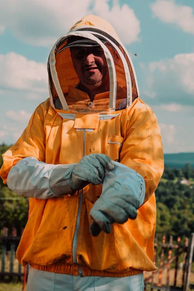 養蜂家は 保護養蜂のスーツを着て 乳幼児を入力する準備をします — ストック写真