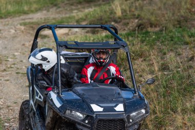 ATV motosikleti süren bir adam güzel çayır manzaraları arasında. Yüksek kalite fotoğraf