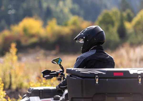 Äventyrlig Körning Atv Motorcyklar Man Kör Fyrhjuling Farliga Vägar Högkvalitativt — Stockfoto