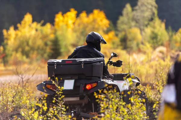 一个男人驾驶一辆四轮驱动的Atv摩托车穿过美丽的草地风景 高质量的照片 — 图库照片