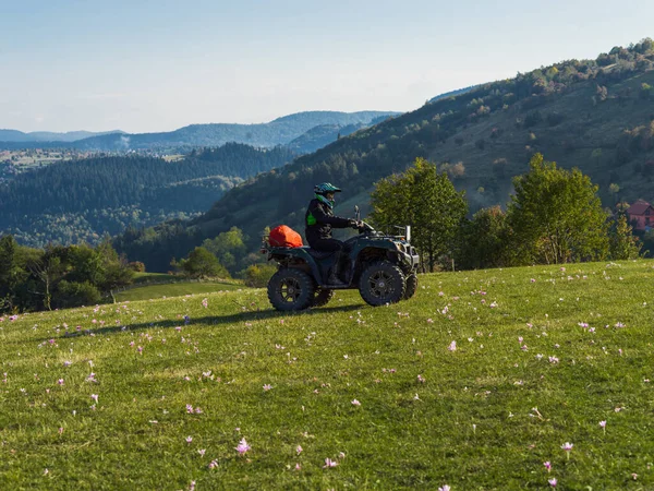 Homem Dirigindo Uma Moto Quadriciclo Atv Através Belas Paisagens Prado — Fotografia de Stock