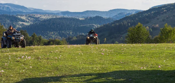 Homme Conduisant Une Quad Moto Vtt Travers Beaux Paysages Prairie — Photo