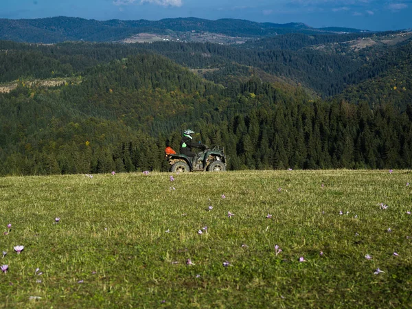 Man Som Kör Fyrhjuling Genom Vackra Ängslandskap Högkvalitativt Foto — Stockfoto