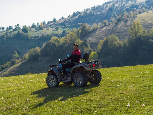 Человек Квадроцикле Красивым Луговым Пейзажам Высокое Качество Фото — стоковое фото
