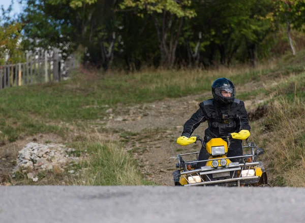Äventyrlig Körning Atv Motorcyklar Man Kör Fyrhjuling Farliga Vägar Högkvalitativt — Stockfoto