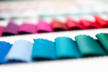 Atölyedeki terziler, iplik makaraları ve kumaş örnekleri. Küçük işletme sahipleri konsepti Yüksek kaliteli fotoğraf