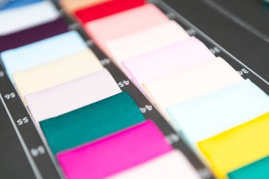 Atölyedeki terziler, iplik makaraları ve kumaş örnekleri. Küçük işletme sahipleri konsepti Yüksek kaliteli fotoğraf