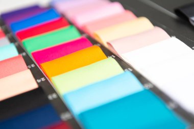 Atölyedeki terziler, iplik makaraları ve kumaş örnekleri. Küçük işletme sahipleri konsepti Yüksek kaliteli fotoğraf