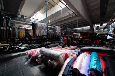 Kumaş örnekleriyle dolu endüstriyel bir deponun içinde. Küçük işletme renkli tekstil deposu. Yüksek kalite fotoğraf