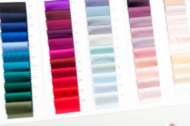 Atölyedeki terziler, iplik makaraları ve kumaş örnekleri. Küçük işletme sahipleri konsepti Yüksek kaliteli fotoğraf