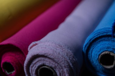 Modaya uygun kumaş koleksiyonu. Moda koleksiyonu yapmak için farklı doğal kumaş örnekleri. Mağazada ya da terzi deposunda bir sürü kumaş var. Yüksek kalite fotoğraf