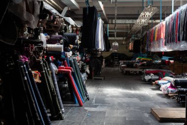 Kumaş örnekleriyle dolu endüstriyel bir deponun içinde. Küçük işletme renkli tekstil deposu. Yüksek kalite fotoğraf