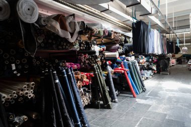 Kumaş örnekleriyle dolu endüstriyel bir deponun içinde. Küçük işletme renkli tekstil deposu. Yüksek kalite fotoğraf