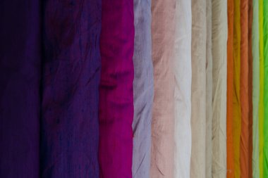 Modaya uygun kumaş koleksiyonu. Moda koleksiyonu yapmak için farklı doğal kumaş örnekleri. Mağazada ya da terzi deposunda bir sürü kumaş var. Yüksek kalite fotoğraf