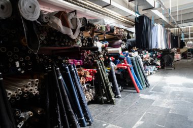 Kumaş örnekleriyle dolu endüstriyel bir deponun içinde. Küçük işletme renkli tekstil deposu. Yüksek kalite fotoğraf