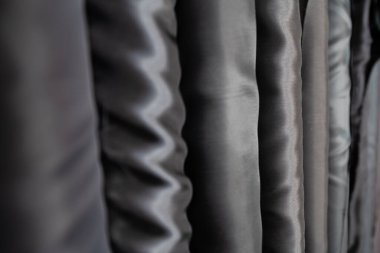 Modaya uygun kumaş koleksiyonu. Moda koleksiyonu yapmak için farklı doğal kumaş örnekleri. Mağazada ya da terzi deposunda bir sürü kumaş var. Yüksek kalite fotoğraf